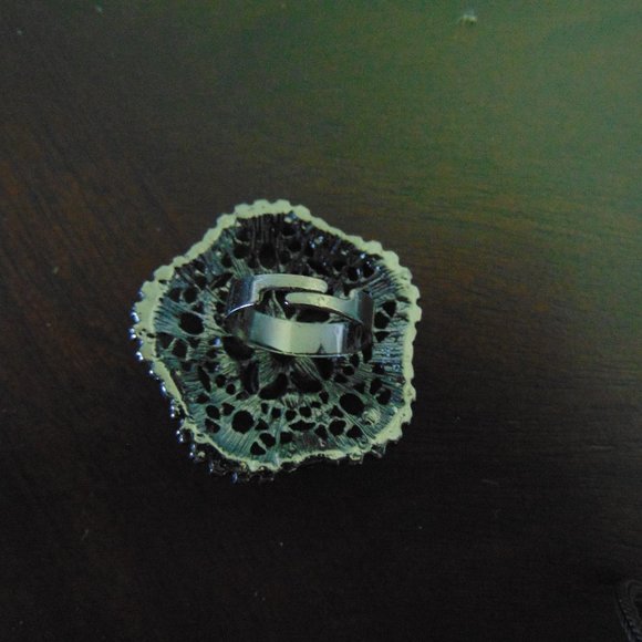 Costume Jewelry- flower ring - Picture 8 of 11